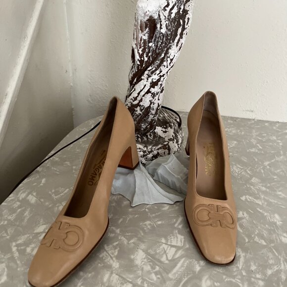 ferragamo 8.5 AA 90s bessette mcm minimalist tan heels - Picture 2 of 4